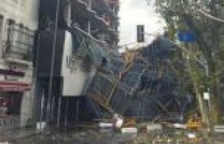 Taksim'de inşaat iskelesi çöktü