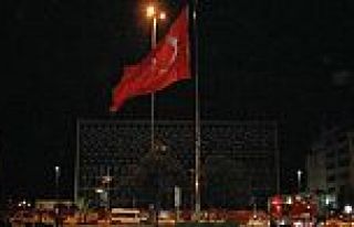 Taksim'deki dev bayrak yarıya indirildi