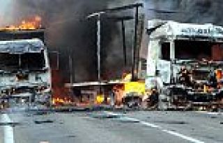 Teröristler 70 yolcuyu rehin alıp otobüsü yaktı