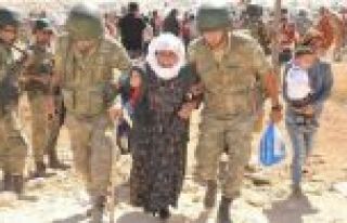 Türk askeri sınırda Kürt kadınlarına yardım...