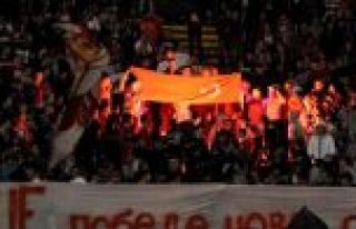 Türk bayrağı yakıp Fenerbahçe'ye küfür ettiler