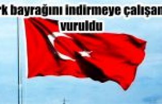 Türk bayrağını indirmeye çalışanlar vuruldu