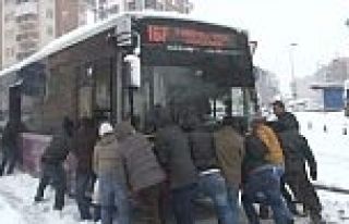 Vatandaşlar yolda kalan otobüsü itti