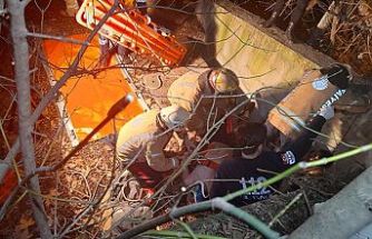 Eyüpsultan'da parkın yanındaki 10 metrelik çukura düşen kişiyi itfaiye kurtardı
