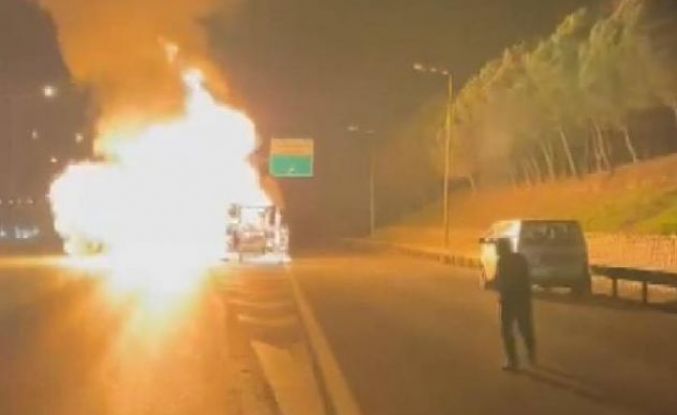 Sultangazi TEM Otoyolu'nda İETT otobüsü alev alev yandı