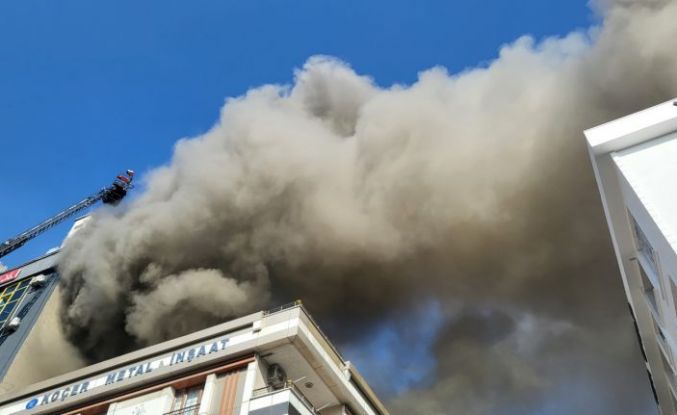 Sultangazi’deki iplik imalathanesi yangınında duman gökyüzünü kapladı