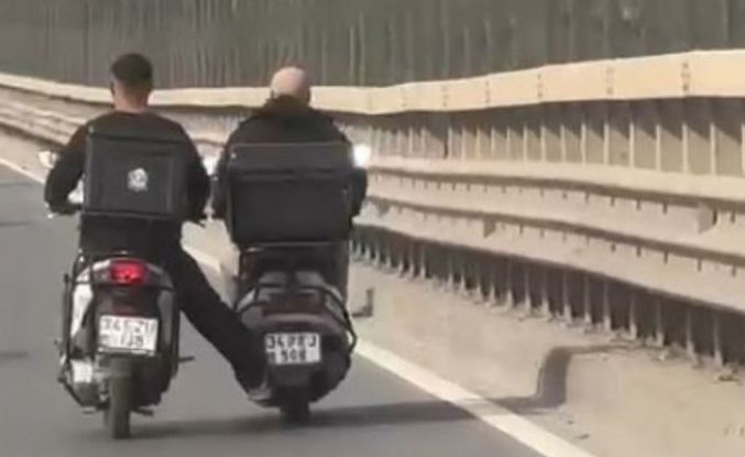 Bayrampaşa'da bir garip yolculuk: Ayağıyla motosikleti itti