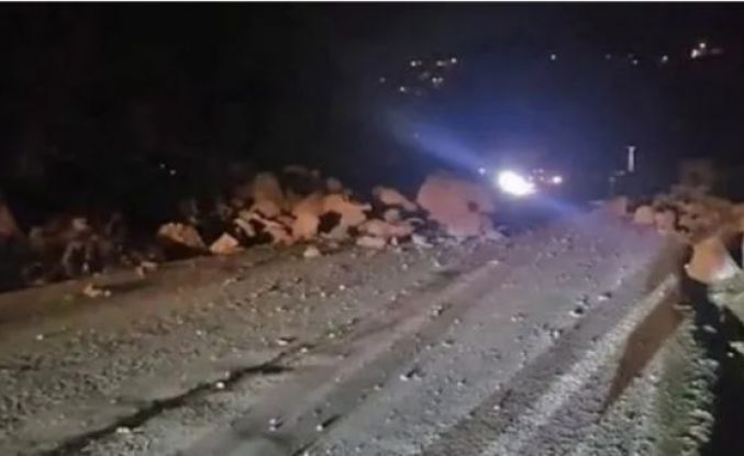 Gaziosmanpaşa'da toprak kayması! 14 gecekondu zarar gördü 70 kişi tahliye edildi.