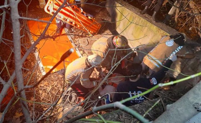 Eyüpsultan'da parkın yanındaki 10 metrelik çukura düşen kişiyi itfaiye kurtardı